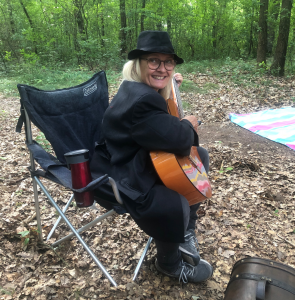Räuber Birgit beim Singen des Räuberliedes