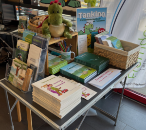 Büchertisch mit Kinderbüchern aus der Region